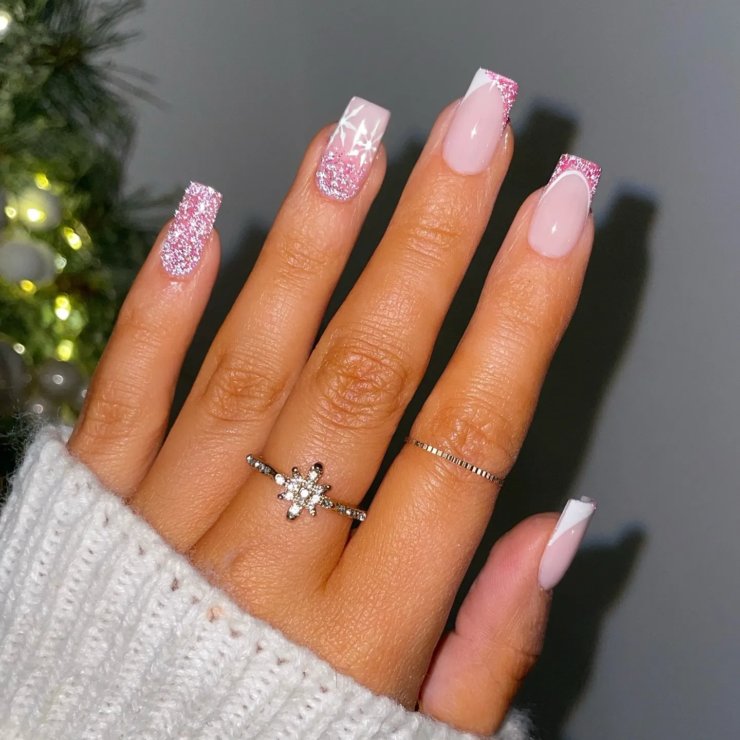 This pink French tip design adds a festive feel with pink glitter accents and delicate snowflake details. A soft blush base keeps the look light and wearable, while sparkly pink French tips bring a playful twist to the classic shape. Subtle snowflake accents add a clear Christmas vibe, making this design ideal for the holiday season—perfect for Christmas parties, winter events, or anyone who loves festive nails with a softer, feminine feel.
