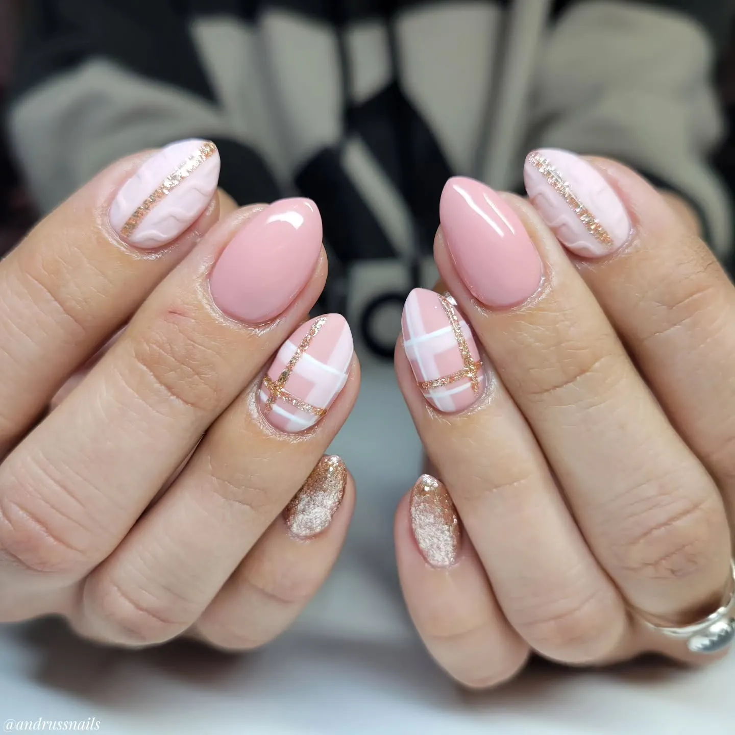 Plaid meets pink in this luxe twist on sweater print nails. The gold lines and subtle knit texture add that perfect winter sweater nail design touch — classy, modern, and oh-so-chic.