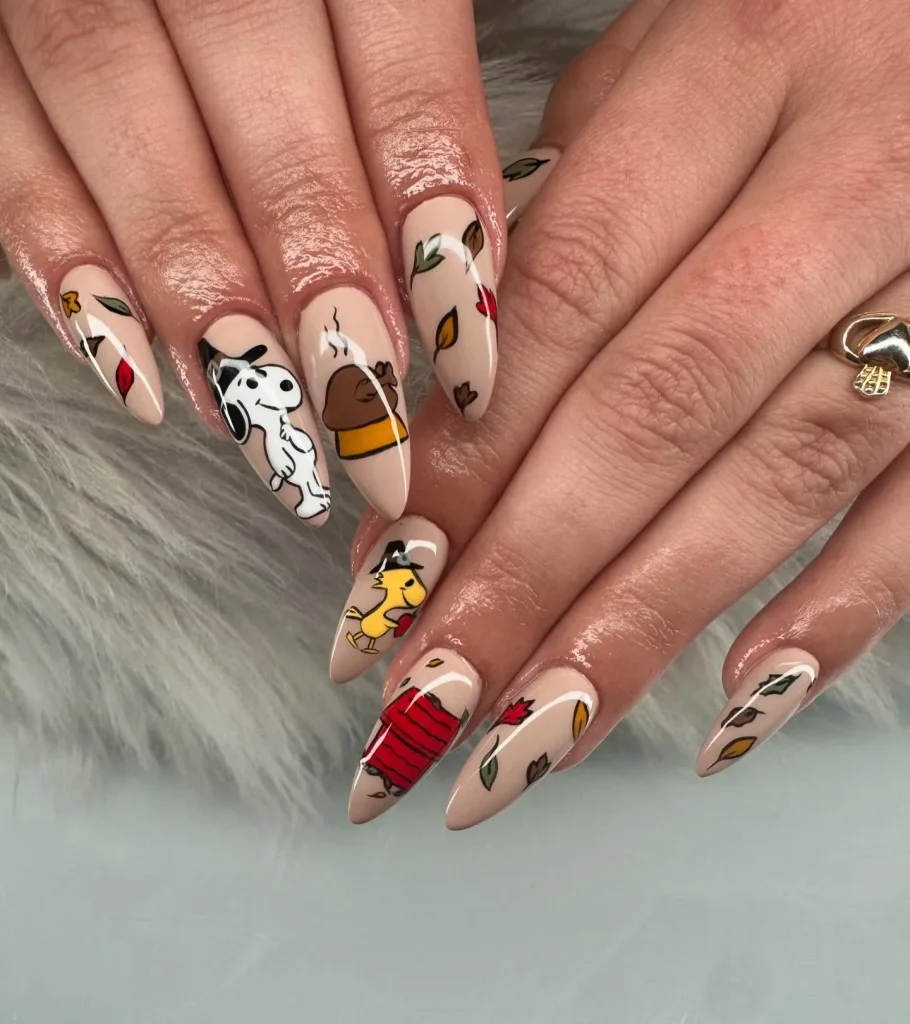 Snoopy and Woodstock steal the show in this adorable fall set! Surrounded by floating leaves and soft neutrals, these nails are the ultimate mix of nostalgia and Thanksgiving nails inspo for 2025.