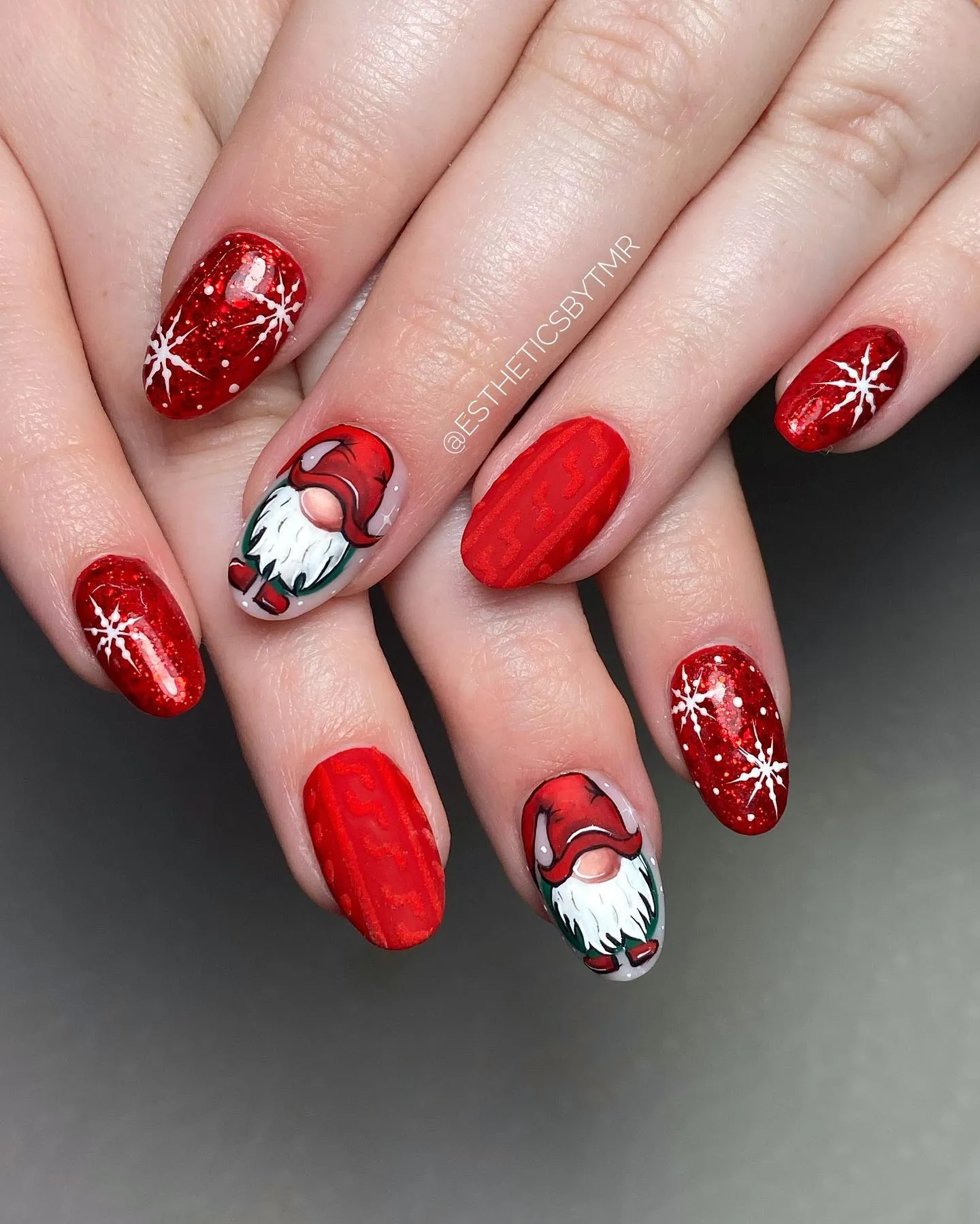 @estheticsbytmr brought the cozy vibes with this gnome-themed set — think red sparkle, sweater textures, and hand-painted Santa hats. It’s festive, fun, and full of personality, the kind of design that makes everyone smile when you show it off.