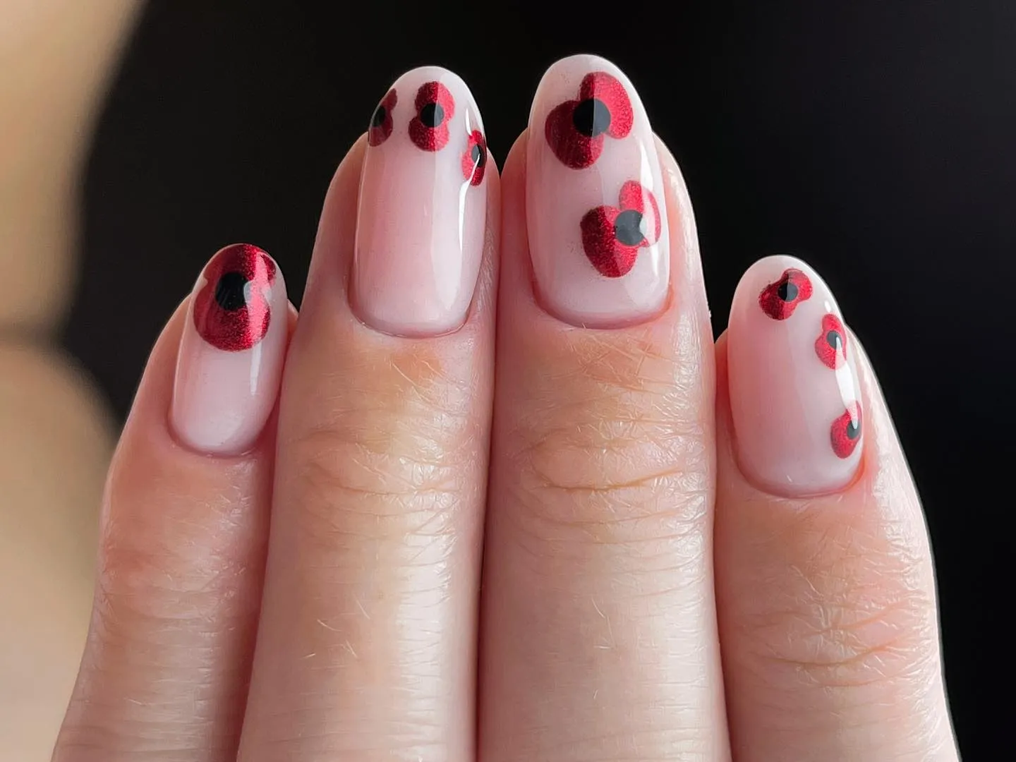 Soft nude nails with scattered poppy details from @fiellennails create a minimalist yet poignant effect. This look is easy to wear and perfect for marking Remembrance Day in a subtle, meaningful way.