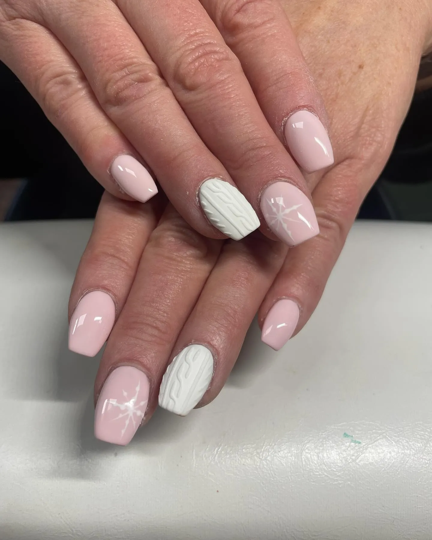 A cozy take on Pink Sweater Nails! Pale pink paired with a white cable-knit accent gives this look a soft, winter-ready feel. Perfect for classy Christmas nails or a pink New Year’s nails refresh.