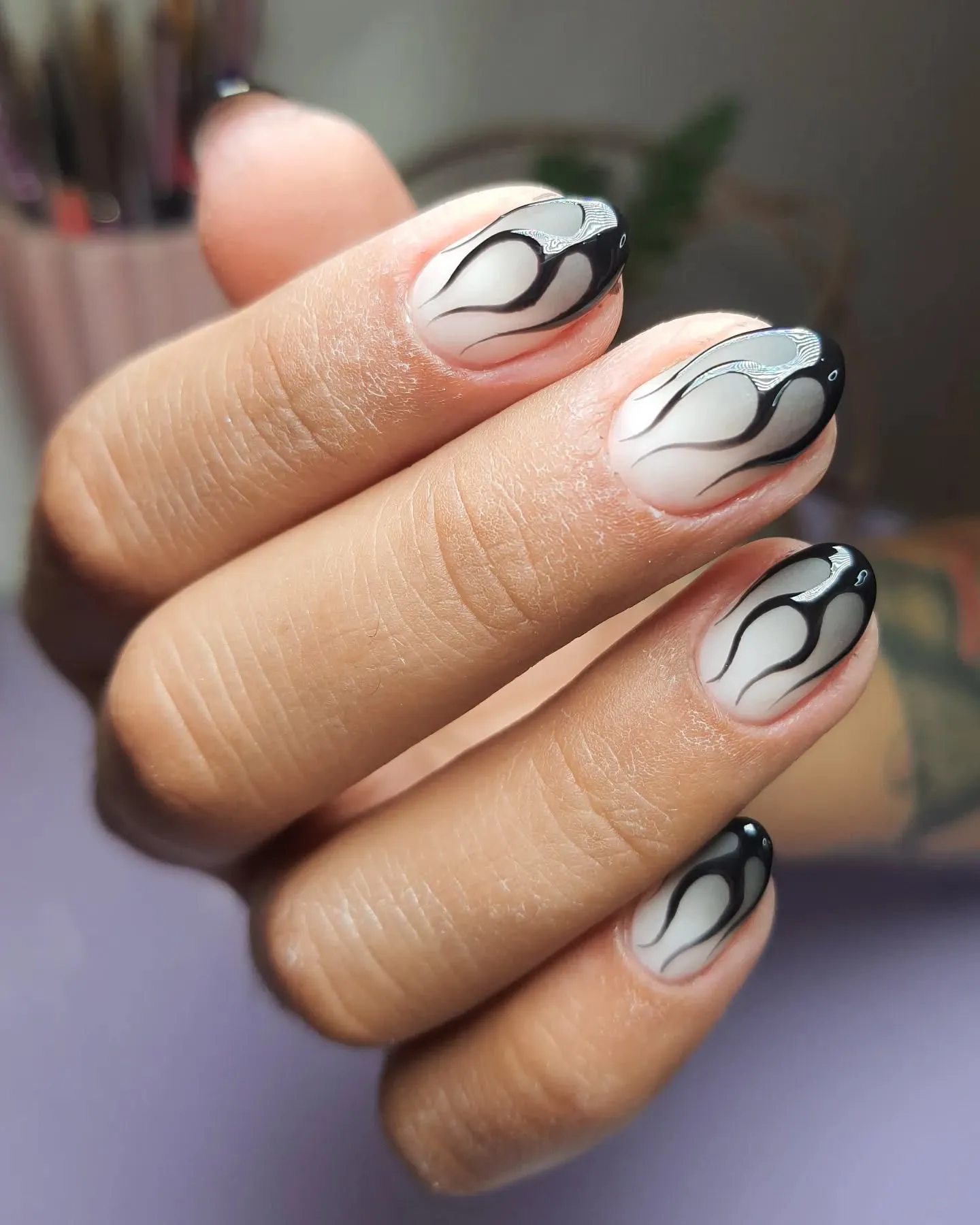 @stay.witch proves flames can be subtle too, with sleek black tips outlined in soft grey over a nude base. They’re edgy nails that still feel refined — perfect for anyone who loves that quiet-grunge aesthetic.